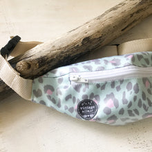 Load image into Gallery viewer, Bolsa de cintura de criança ANIMAL PRINT VERDE