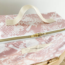 Load image into Gallery viewer, Lancheira BOX SNAKE PRINT