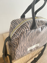 Load image into Gallery viewer, Lancheira ZEBRA TAUPE