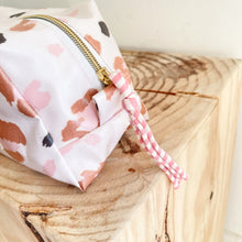 Load image into Gallery viewer, Necessaire grande ANIMAL PRINT