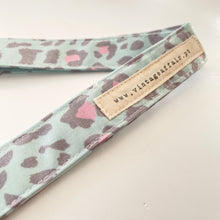 Load image into Gallery viewer, Porta chaves ou telemóvel ANIMAL PRINT VERDE