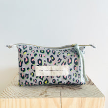 Load image into Gallery viewer, Estojo triplo  ANIMAL PRINT CAQUI