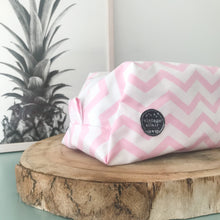 Load image into Gallery viewer, Necessaire grande PINK CHEVRON