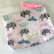Load image into Gallery viewer, Bolsa XL PINK ZEBRAS