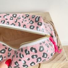 Load image into Gallery viewer, Necessaire grande ANIMAL PRINT ROSA
