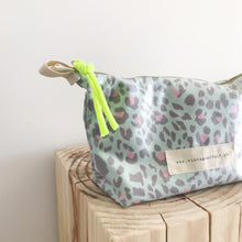 Load image into Gallery viewer, Estojo ou necessaire XL ANIMAL PRINT VERDE