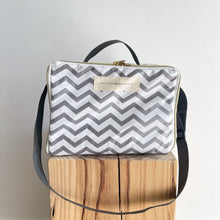 Load image into Gallery viewer, Lancheira BOX CHEVRON