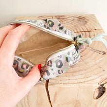 Load image into Gallery viewer, Necessaire pequeno ANIMAL PRINT CAQUI