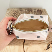 Load image into Gallery viewer, Necessaire pequeno BOLINHAS