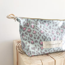 Load image into Gallery viewer, Estojo ou necessaire XL ANIMAL PRINT VERDE
