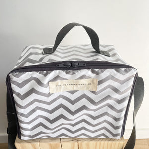 Lancheira quadrada CHEVRON cinza 🍎