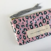 Load image into Gallery viewer, Bolsa pequena ANIMAL PRINT ROSA