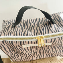Load image into Gallery viewer, Lancheira box ZEBRA TAUPE