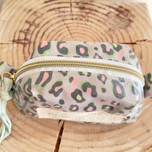 Load image into Gallery viewer, Necessaire pequeno ANIMAL PRINT CAQUI