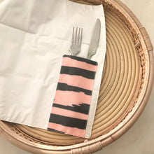 Load image into Gallery viewer, Individual de mesa com bolso RISCAS ROSA