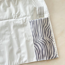 Load image into Gallery viewer, Individual de mesa com bolso ZEBRA CINZA