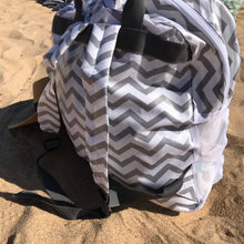 Load image into Gallery viewer, Mochila de rede CHEVRON cinza