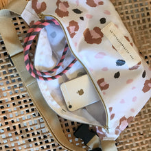 Load image into Gallery viewer, Bolsa de cintura ANIMAL PRINT