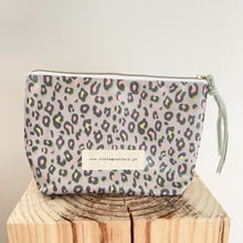 Load image into Gallery viewer, Bolsa XL ANIMAL PRINT CAQUI