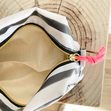 Load image into Gallery viewer, Necessaire grande RISCAS PRETAS