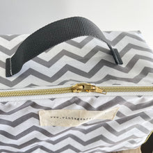 Load image into Gallery viewer, Lancheira BOX CHEVRON