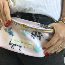 Load image into Gallery viewer, Bolsa de cintura PINK ZEBRAS