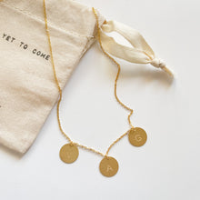 Load image into Gallery viewer, Colar 3 medalhas dupla gravação// medalhas fixas