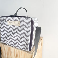 Load image into Gallery viewer, Lancheira quadrada CHEVRON cinza 🍎