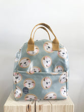Load image into Gallery viewer, Mochila pequena PREGUIÇA AZUL 🦥
