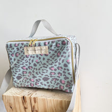 Load image into Gallery viewer, Lancheira BOX animal print verde