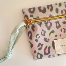 Load image into Gallery viewer, Estojo/ bolsa ANIMAL PRINT CAQUI