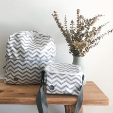 Load image into Gallery viewer, Mochila grande CHEVRON cinza