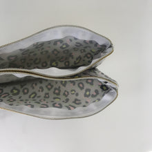 Load image into Gallery viewer, Estojo duplo ANIMAL PRINT CAQUI