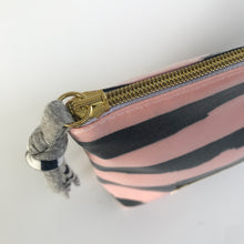 Load image into Gallery viewer, Bolsa média RISCAS ROSA
