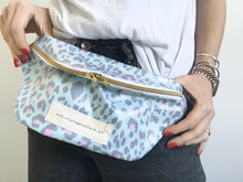 Load image into Gallery viewer, Bolsa de cintura ANIMAL PRINT verde