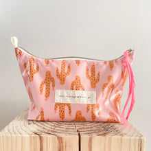 Load image into Gallery viewer, Necessaire XL CACTOS ROSA