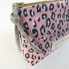 Load image into Gallery viewer, Bolsa grande ANIMAL PRINT ROSA