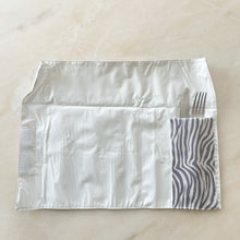 Load image into Gallery viewer, Individual de mesa com bolso ZEBRA CINZA