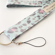 Load image into Gallery viewer, Porta chaves ou telemóvel ANIMAL PRINT VERDE